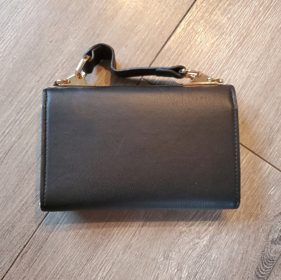 Guess Black and White Crossbody/Clutch Bag with detachable strap. - Picture 4 of 14